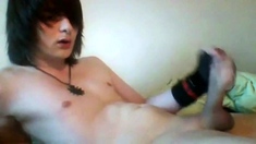 18 yo EMO boy cums on cam