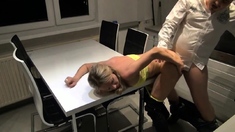 Blondine fickt die mietschulden ab