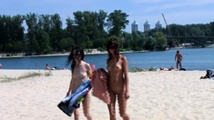 This nude babe isnt afraid to go to the nudist beach