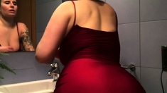 Webcam sex show featuring a brunette amateur MILF