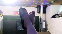 Amateur Foot Fetish Girlfriend Sucks and gives a Footjob