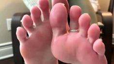 Amateur Foot Fetish Girlfriend Sucks and gives a Footjob