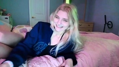 Amateur sweet blonde babe sucking cock
